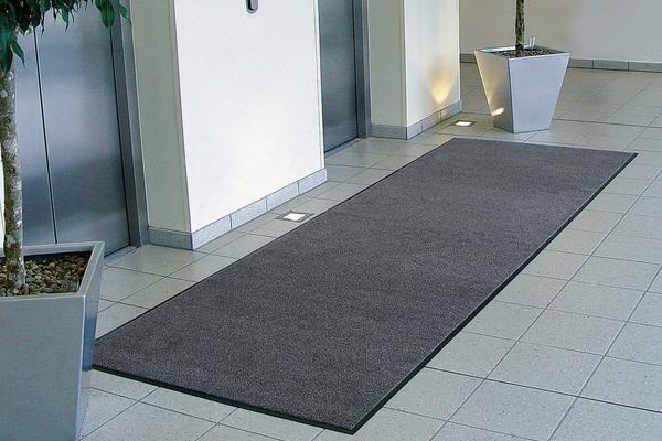 Multiclean: Die waschbaren Sauberlaufmatten für alle stark frequentierte Bereiche wie Eingänge, Rezeptionen oder Treppenaufgänge sorgen für hohe Sauberkeit und Sicherheit.